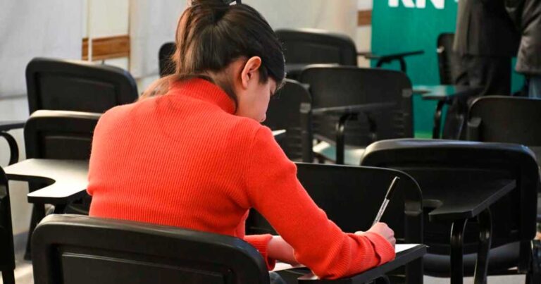 Ilustración de profesionales de la salud en un hospital de Río Negro.