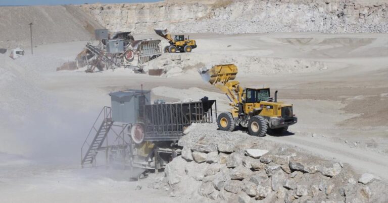 Gráfico representativo del crecimiento de las exportaciones mineras argentinas, con iconos de oro y litio.