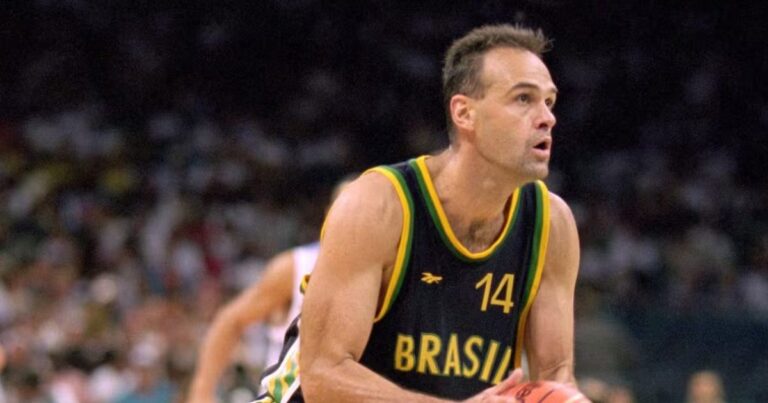 Oscar Schmidt, exjugador de básquet brasileño, en acción durante un partido.