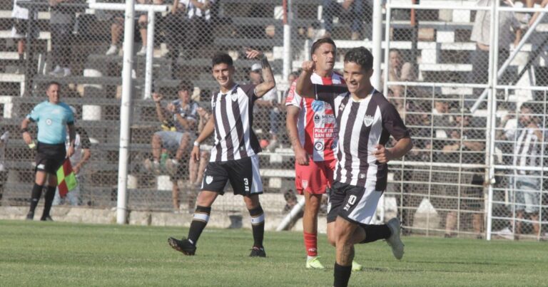 Ilustración de un balón de fútbol sobre un mapa de la provincia de Río Negro con los escudos de Cipolletti, Deportivo Rincón y Sol de Mayo.
