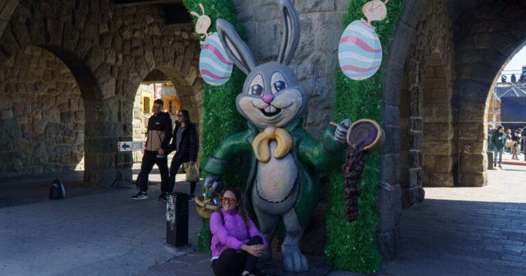 Decoración de Pascua y chocolate en el Centro Cívico de Bariloche durante la Fiesta Nacional del Chocolate.