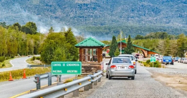 Vista del Paso Internacional Cardenal Samoré con fila de vehículos