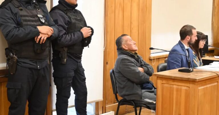 Ilustración de una balanza de la justicia sobre un mapa de la provincia de Río Negro.