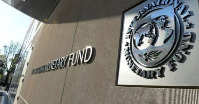 Gráfico ilustrativo con bandera argentina y símbolos de crecimiento económico e inflación.