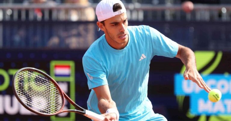 Francisco Cerúndolo compite en el partido de octavos de final del ATP de Múnich 2024.