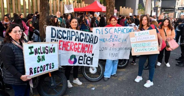 Símbolo de accesibilidad universal junto a documentos oficiales y un gráfico de porcentaje.