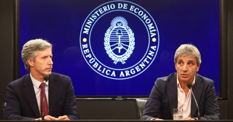 Ministro de Economía Luis Caputo durante una presentación sobre el plan financiero.