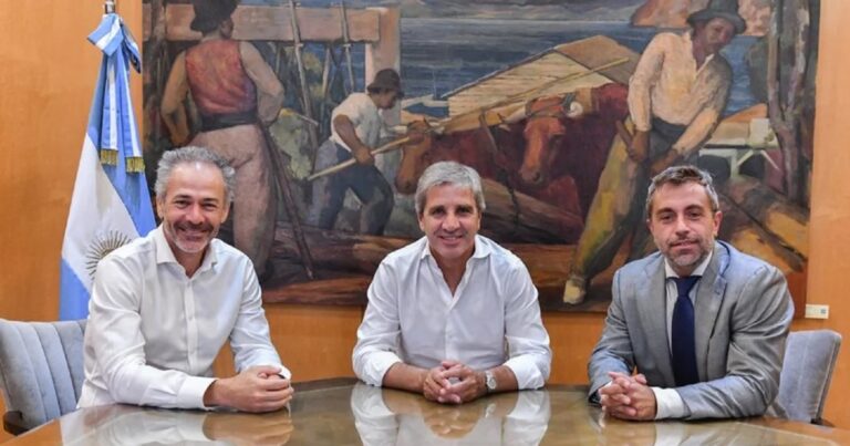 Gráfico financiero con símbolos de pesos y dólares, representando una licitación de deuda.