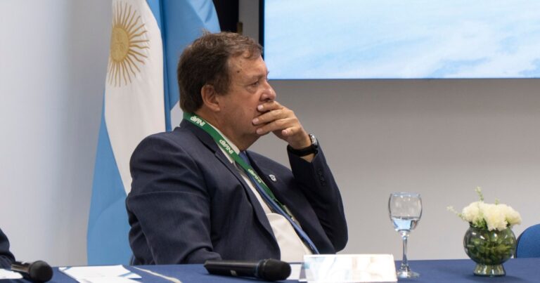 Gobernador Alberto Weretilneck en un acto oficial.