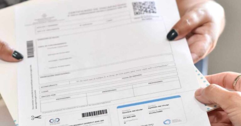 Documento del Certificado Único de Discapacidad (CUD) sobre una mesa.