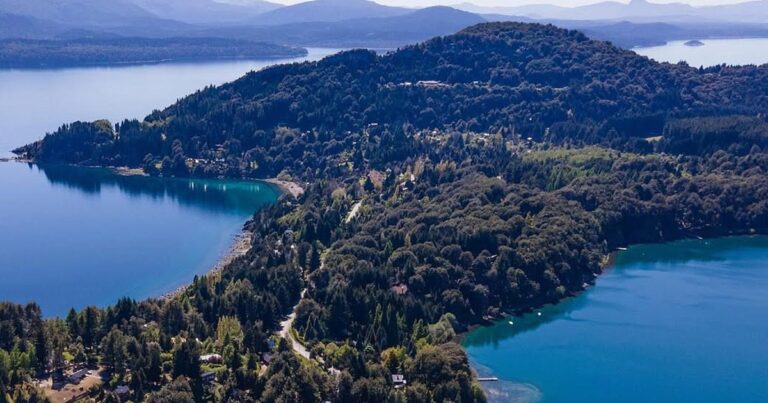 Vista aérea de la zona de Península San Pedro y La Tabla en Bariloche, lugar del hallazgo.