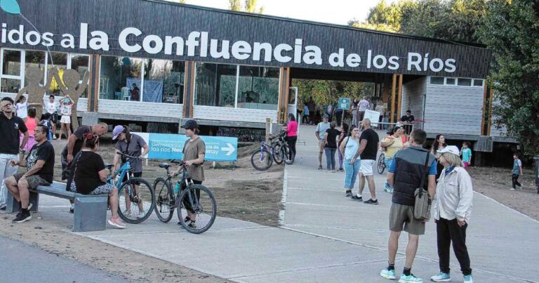 Vista aérea del paseo agreste Hiroki en Neuquén con visitantes disfrutando de las actividades