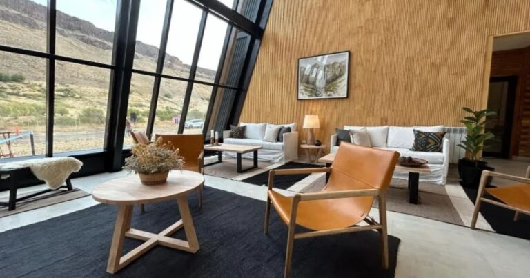 Vista de una hostería en el paisaje montañoso del norte neuquino