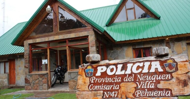 Ilustración de una casa con humo, representando el incendio intencional ocurrido en Villa Pehuenia, Neuquén.