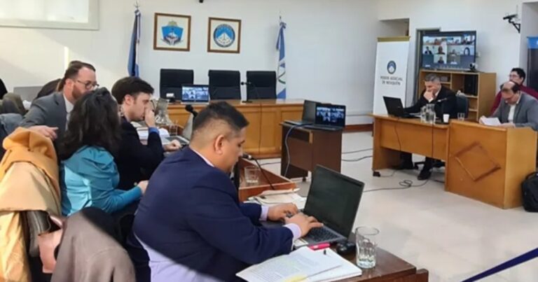 Vista exterior del parque petroquímico de Plaza Huincul, Neuquén, donde ocurrió la explosión en 2022.