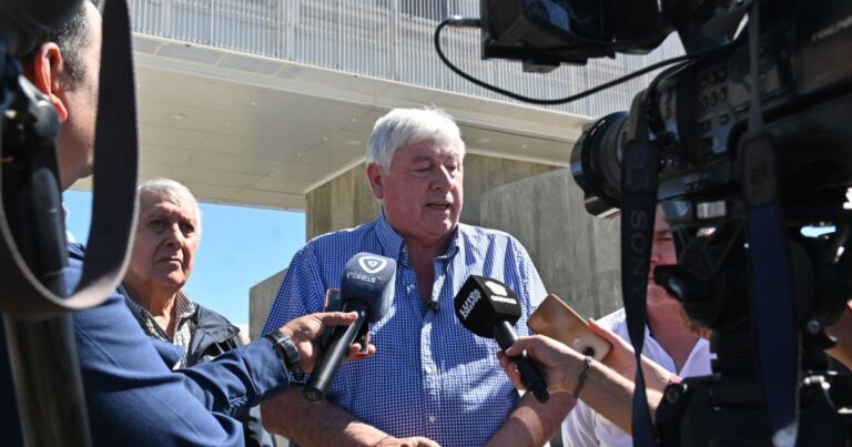 Intendente Walter Cortés en su despacho o frente al edificio municipal de Bariloche.