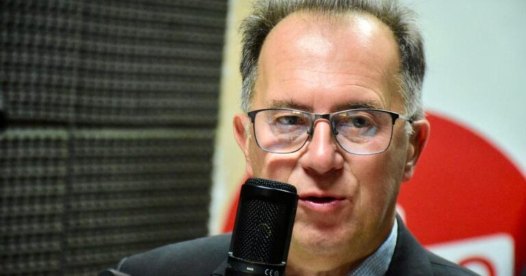 Intendente de Plottier, Luis Bertolini, durante una conferencia de prensa.