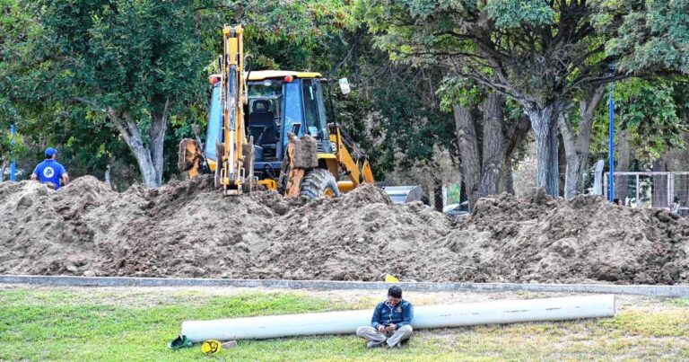 Ilustración de una obra de construcción con medidas de seguridad.