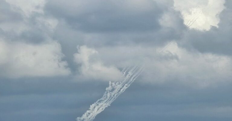 Mapa de la región de Líbano e Israel con símbolos de conflicto y diplomacia.