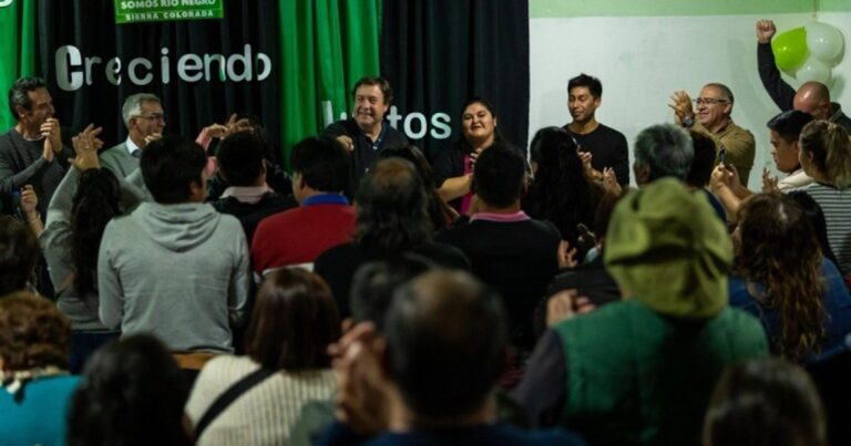 Logotipo de Juntos Somos Río Negro (JSRN) sobre fondo representativo de la provincia.