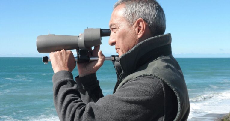 Juan Carlos 'Orcaman' López observando el mar en la costa de la Patagonia.