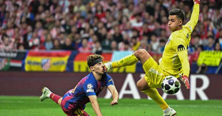 Fermín López en el suelo siendo atendido tras el choque con Juan Musso en partido de Champions League