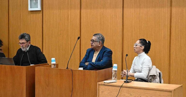 Ilustración de una tobillera electrónica y un estetoscopio sobre un fondo de documentos legales.