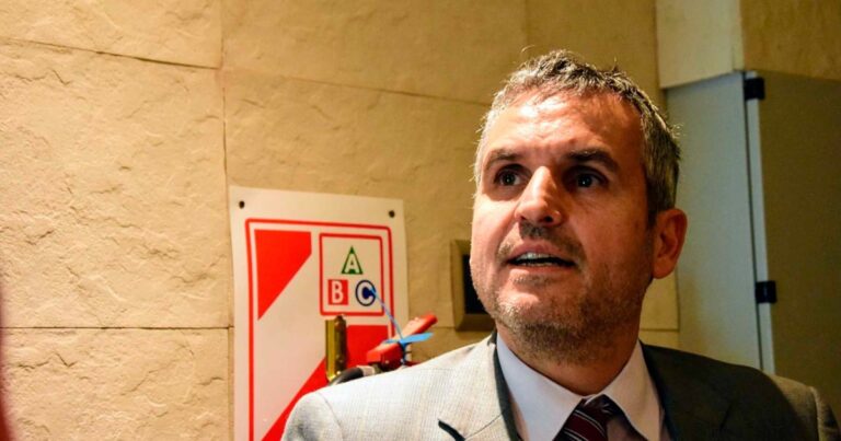 Ilustración de una balanza de la justicia en un escritorio de juzgado.