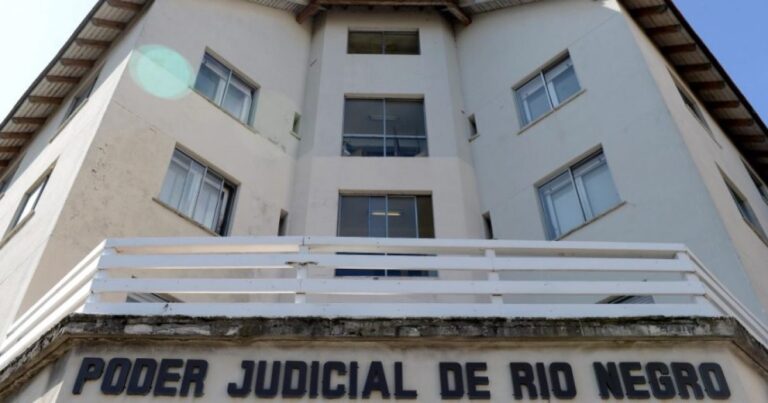 Ilustración de una balanza de la justicia, representando el fallo judicial en Bariloche.