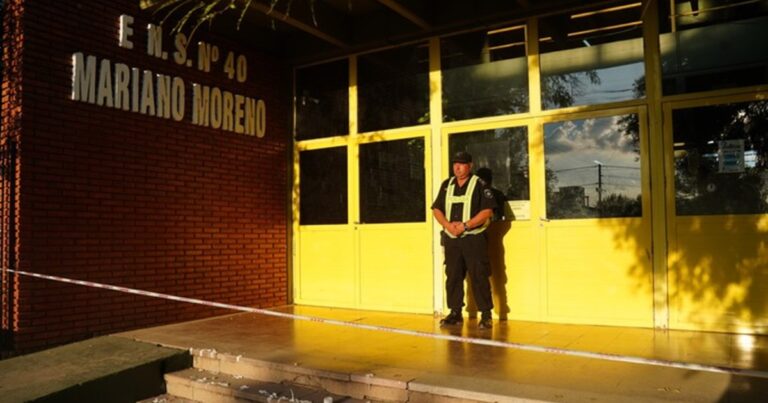 Ilustración referida a una balanza de la justicia y un entorno escolar.