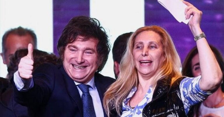 Karina Milei en un acto oficial, junto a referentes de La Libertad Avanza.