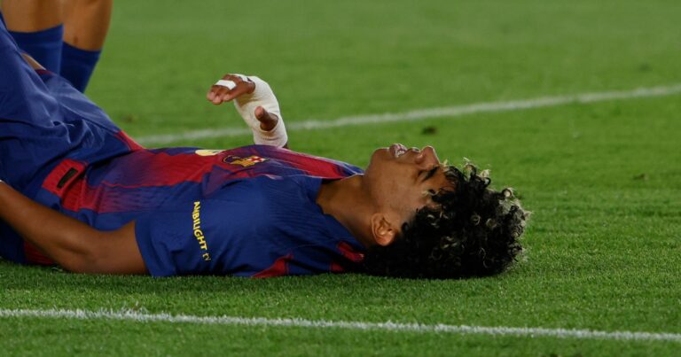 Lamine Yamal, jugador del FC Barcelona, en acción durante un partido de fútbol.
