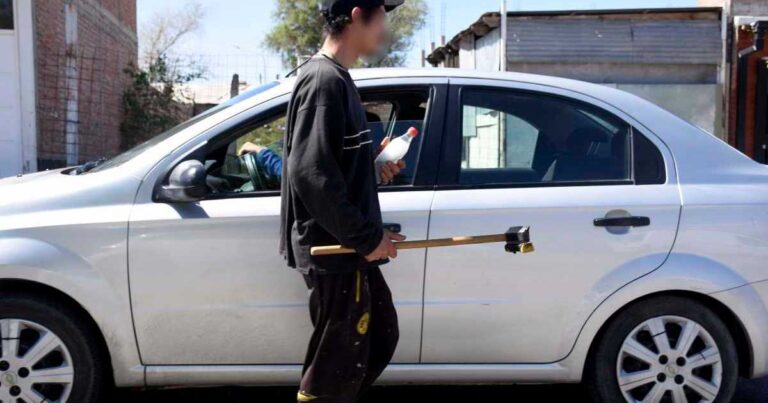 Semáforo en una calle del Alto Valle de Río Negro, haciendo referencia al debate sobre la actividad de lavacoches.