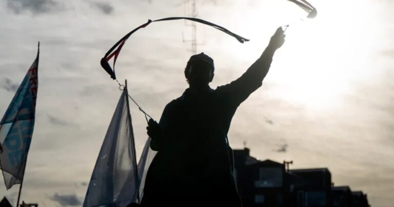 Reunión de autoridades gubernamentales y representantes universitarios discutiendo en una mesa.