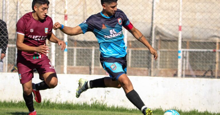 Acción de juego de un partido de la Liga Confluencia en un estadio de la región.