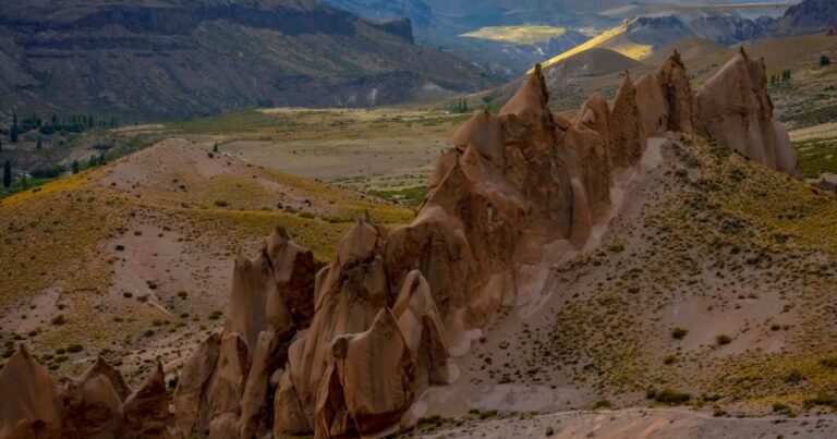 Vista panorámica de las formaciones rocosas de Los Bolillos en la estepa neuquina al atardecer.
