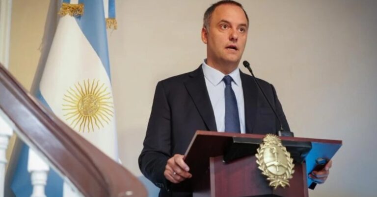 Manuel Adorni, Jefe de Gabinete, en un acto oficial.