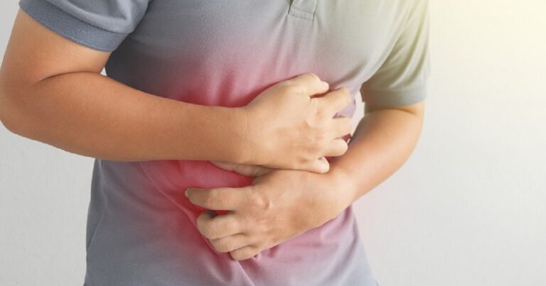 Manzanas rojas y verdes frescas sobre una mesa de madera.