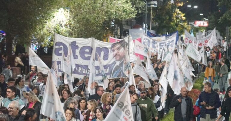 Multitud de personas marchando por la Avenida Olascoaga en Neuquén capital durante el acto conmemorativo.