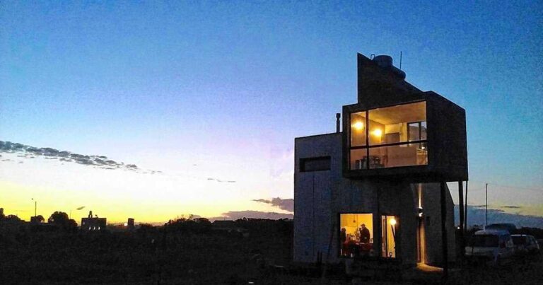 Arquitecto Mariano Ravenna revisando planos de una construcción.