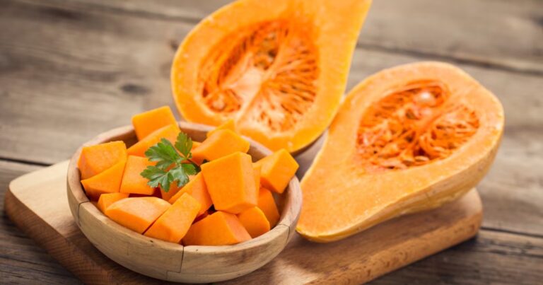 Calabaza cortada y preparada para cocinar, mostrando su color anaranjado característico.