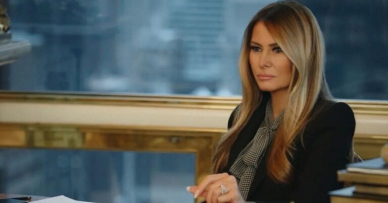 Melania Trump durante una declaración pública.