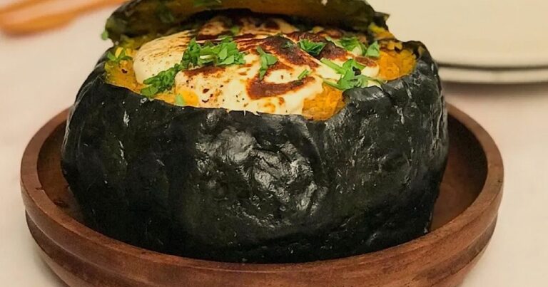 Preparación de berenjenas al horno y otros platos del menú semanal.