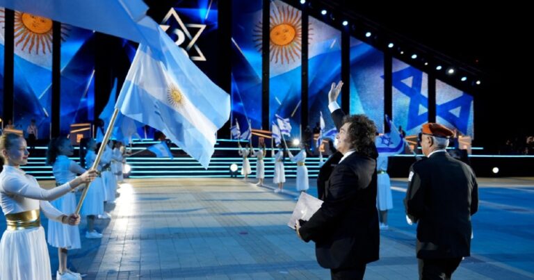 El presidente Javier Milei en el escenario durante los festejos por el Día de la Independencia de Israel.