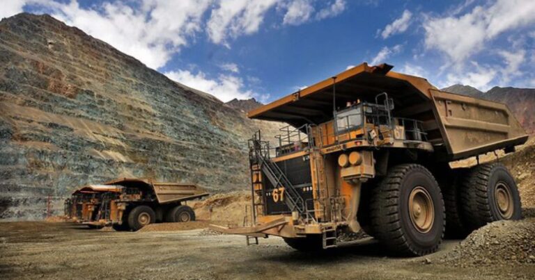 Logotipo de la minera Antofagasta y una vista aérea de una operación minera.