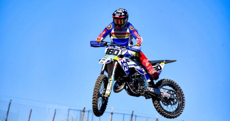 Pilotos compitiendo en el Campeonato Argentino de Motocross en el circuito La Barda, Neuquén.