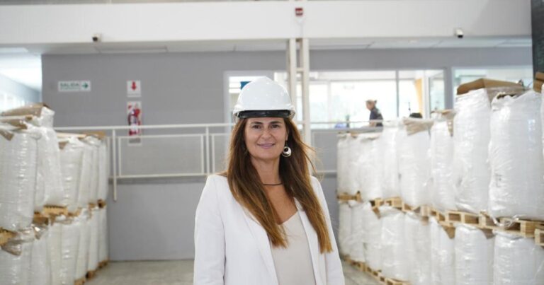 Retrato de Natalia Muguerza, emprendedora y referente del comercio exterior en Neuquén.