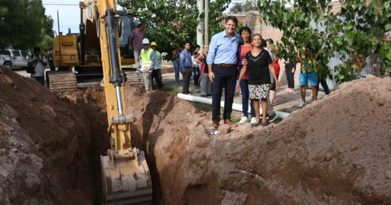 Trabajos de pavimentación y obra pública en un barrio de la ciudad de Neuquén.
