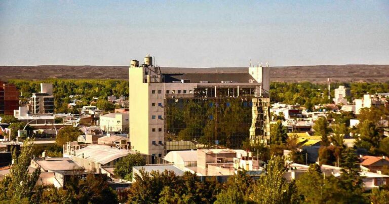 Ilustración de un edificio gubernamental con documentos, representando la administración pública de Neuquén.