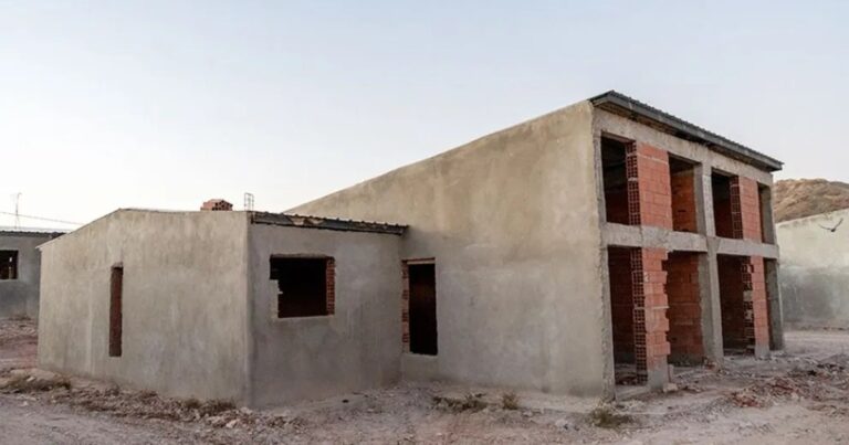 Ilustración de una casa con un símbolo de pesos argentinos, representando el crédito hipotecario de Neuquén.